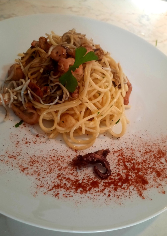 Una foto de Spaghetti con gulas y pulpo