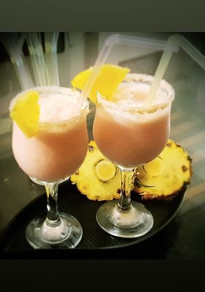 A picture of Vargin pina colada! (Coconut and pinaapple creamy cooler).