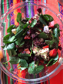 Una foto de Ensalada de verduras y Quinua roja