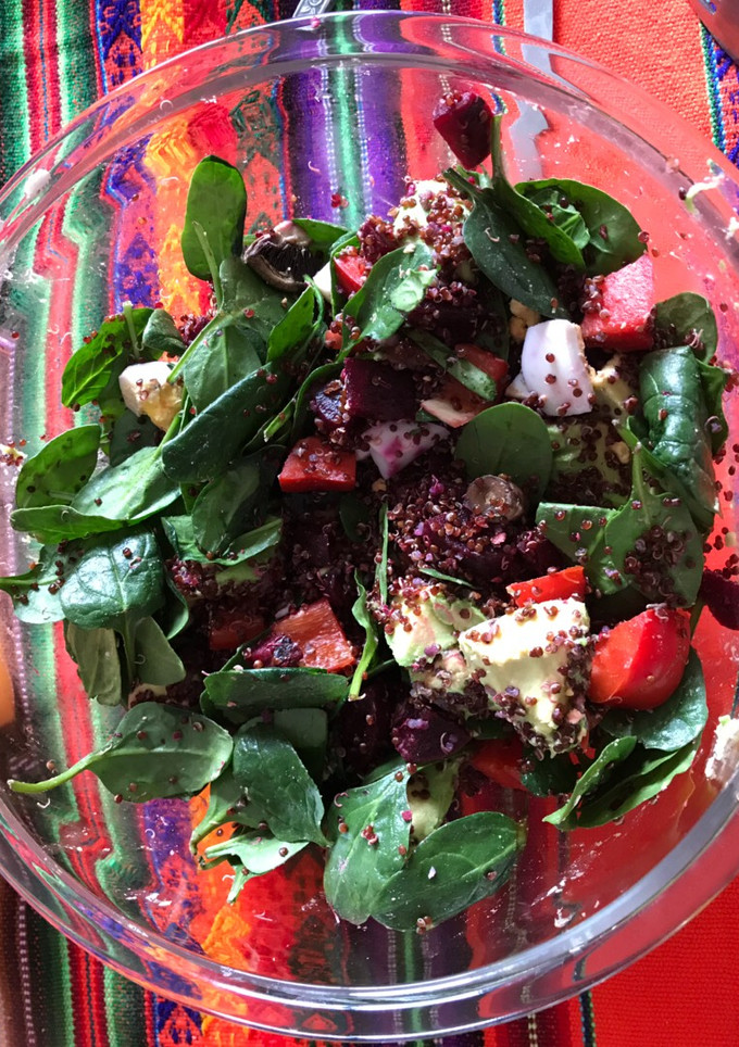 Una foto de Ensalada de verduras y Quinua roja