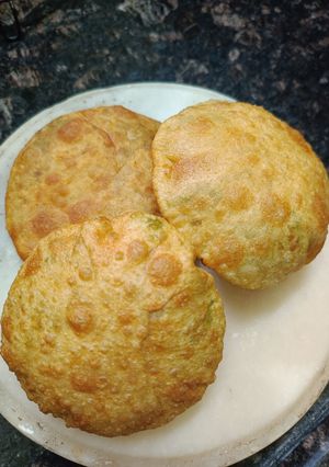 A picture of Khasta Matar Kachori.