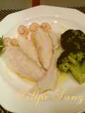 Filetes de rodaballo con gambas y brócoli al vapor
