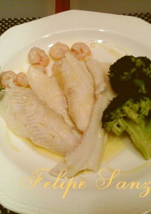 Una foto de Filetes de rodaballo con gambas y brócoli al vapor