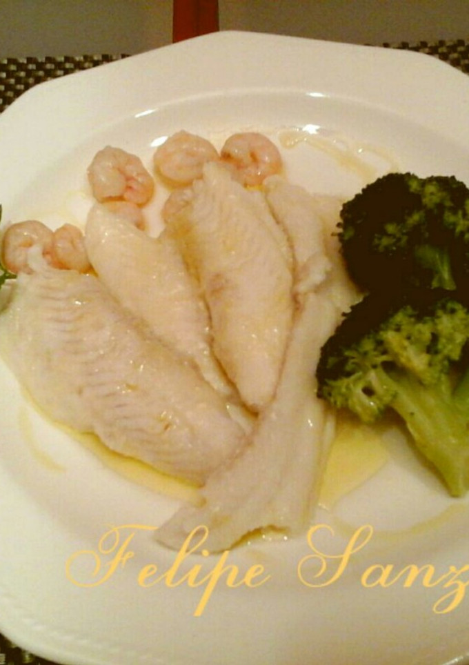 Una foto de Filetes de rodaballo con gambas y brócoli al vapor