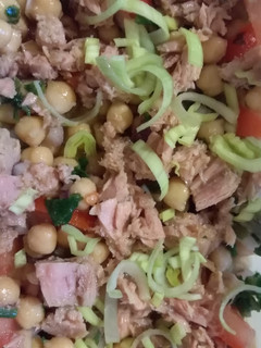 Tonhalas csicseriborsó saláta recept fotója