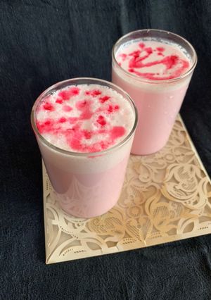 रोज़ मिल्क शेक (rose milk shake recipe in Hindi) रेसिपी मुख्य फोटो