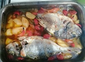 Foto de Dourada no forno com pimentos e tomate cherry e batata