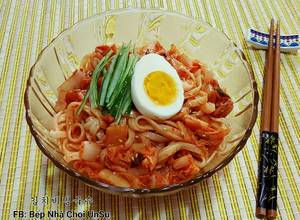 Hình của món Mì trộn kim chi 김치비빔국수.