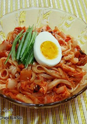 Hình của món Mì trộn kim chi 김치비빔국수.