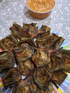 Una foto de Finger food de alcachofas y romesco