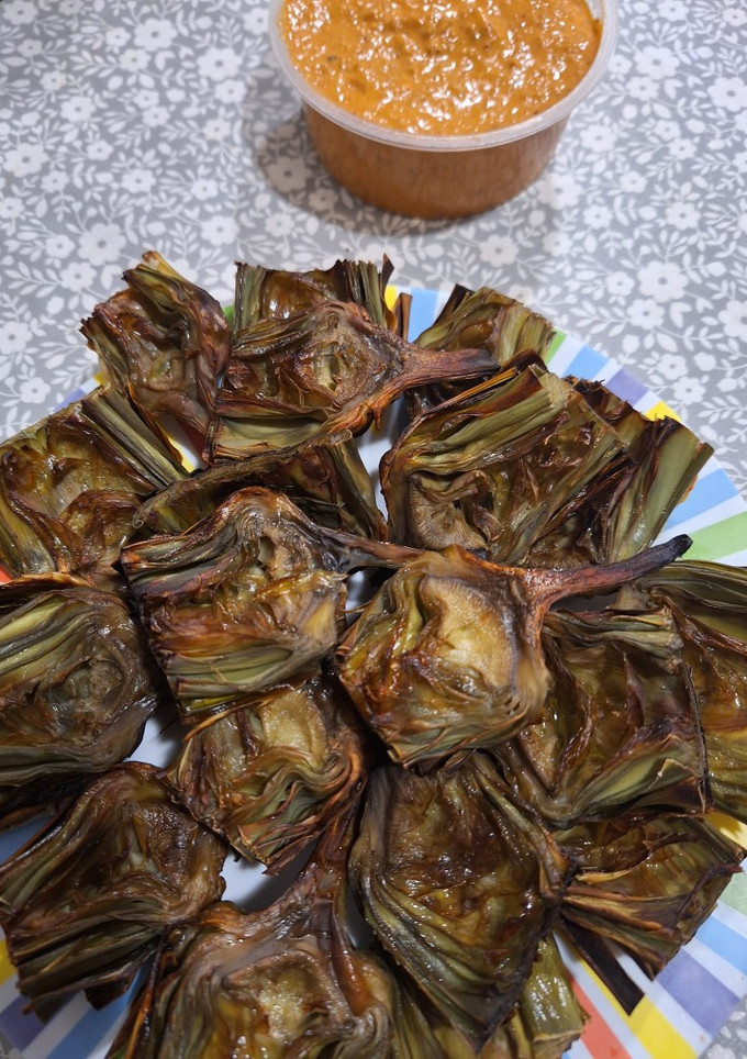Una foto de Finger food de alcachofas y romesco