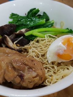 รูปของ บะหมี่น่องไก่ตุ๋นไข่มะตูม