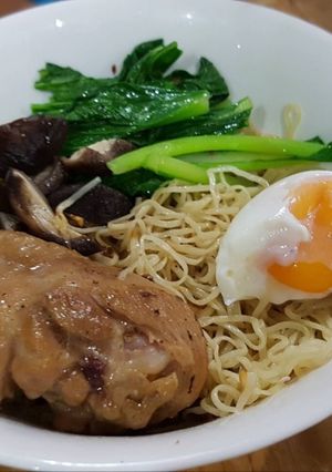 รูปของ บะหมี่น่องไก่ตุ๋นไข่มะตูม