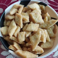 A picture of Shakkarpara or Sweet Diamond Cuts.