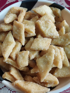 A picture of Shakkarpara or Sweet Diamond Cuts.
