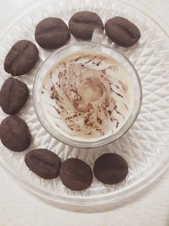 કોફી બીન્સ કુકીઝ કેપેચીનો કોલ્ડ કોફી(Coffee Beans Cookies Cappuccino Cold Coffee Recipe In Gujarati) રેસીપી મુખ્ય ફોટો