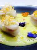 Rana pescatrice lardellata, con crema di cavolfiore e zafferano, e fiori eduli