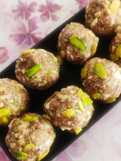 खजूर ड्रायफ्रूट्स लाडू (kajur dry fruits ladoo recipe in marathi) रेसिपी चे मुख्य फोटो 