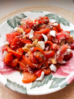 Una foto de Ensalada de pimientos rojos asados, atún y huevo