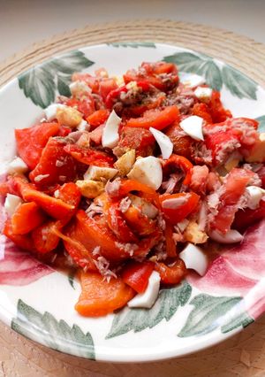 Una foto de Ensalada de pimientos rojos asados, atún y huevo