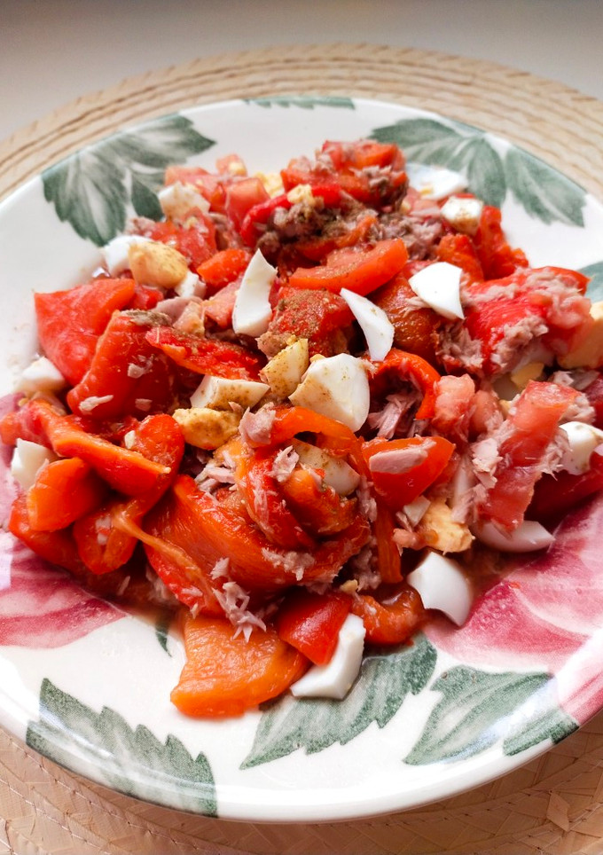 Una foto de Ensalada de pimientos rojos asados, atún y huevo