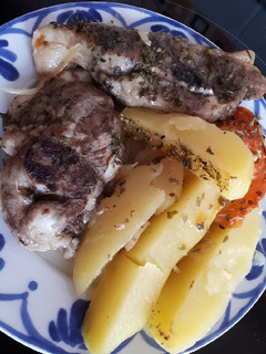 Una foto de Asado de cordero con patatas