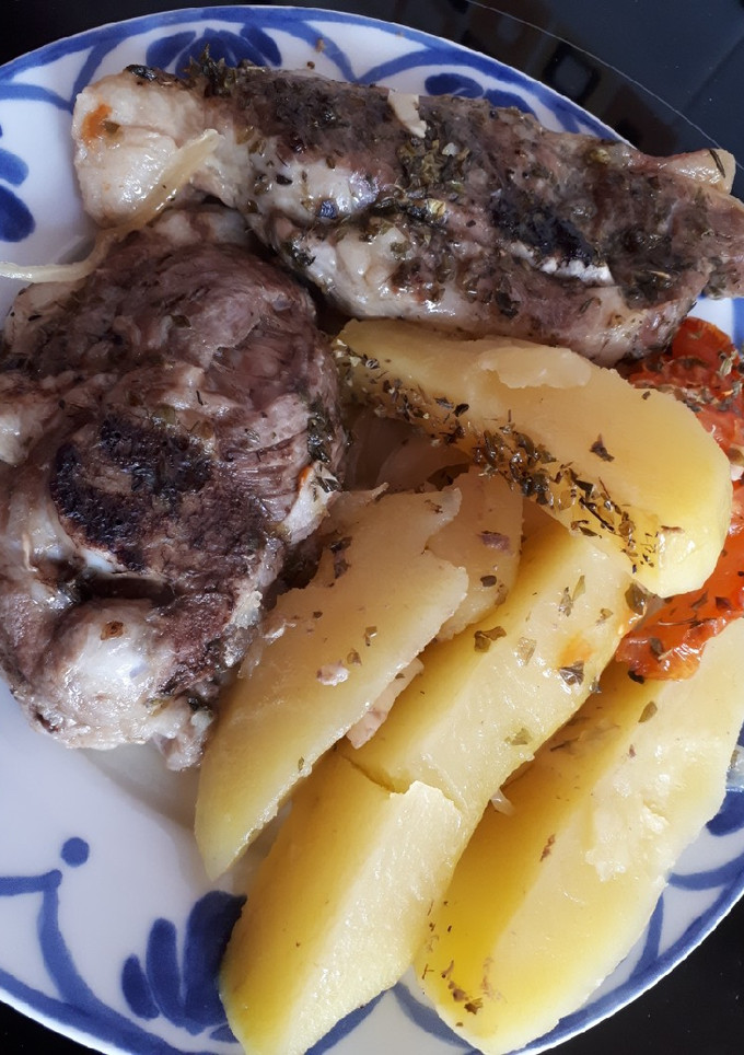 Una foto de Asado de cordero con patatas