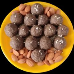 A picture of Til and Almond laddu.
