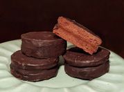 Una foto de alfajores de chocolate