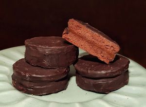 Una foto de Alfajores de chocolate Gaby