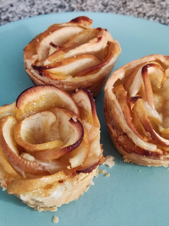Una foto de Rosas de manzana y hojaldre