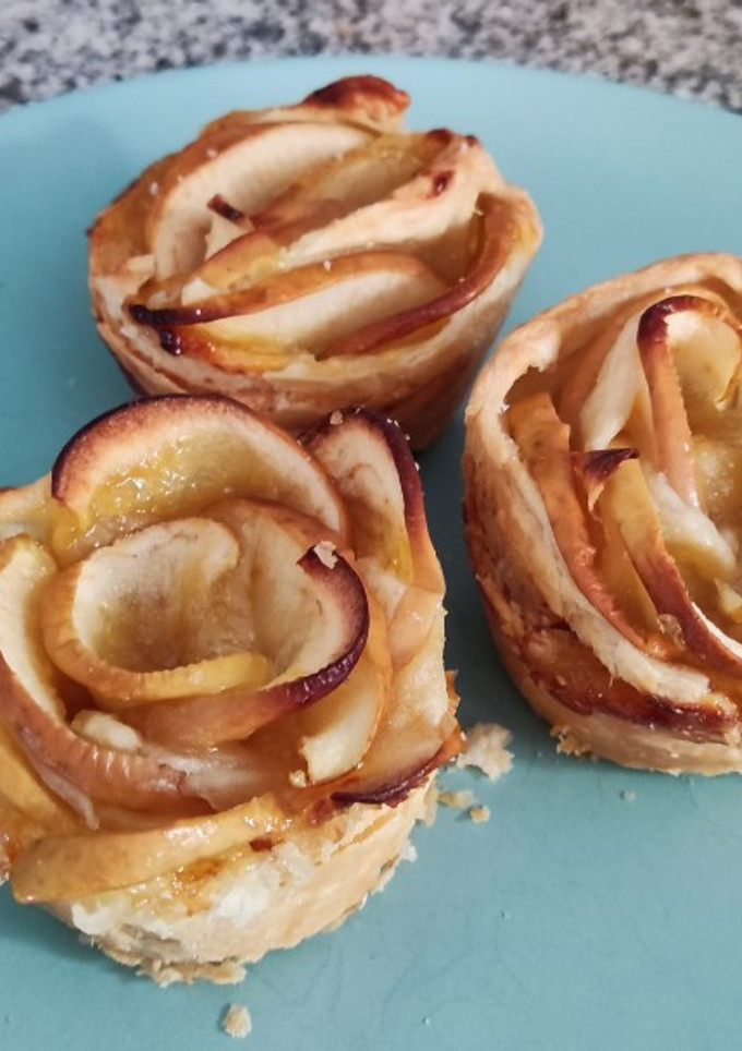 Una foto de Rosas de manzana y hojaldre