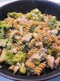 Pollo con brócoli y espinacas
