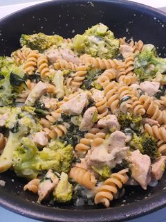 Una foto de Pollo con brócoli y espinacas