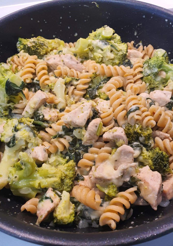 Una foto de Pollo con brócoli y espinacas