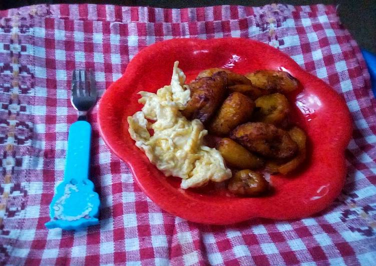 Scrambled eggs and fried plantain