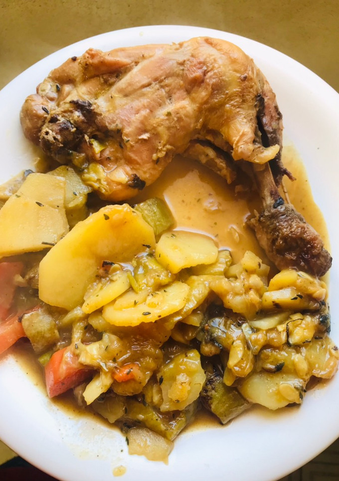 Una foto de Patamuslos de pollo al tomillo con papas