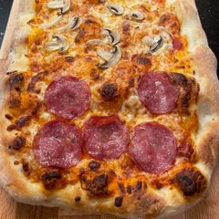 A picture of Pizza.