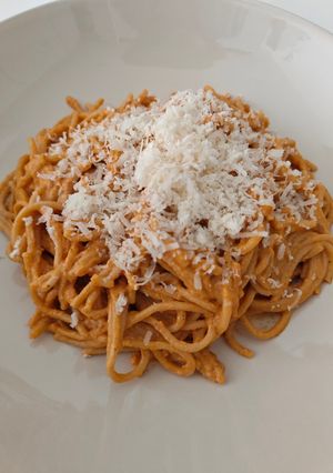 Una foto de Spaghetti alla burrata e pomodorini