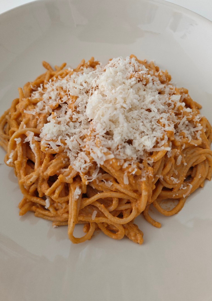 Una foto de Spaghetti alla burrata e pomodorini