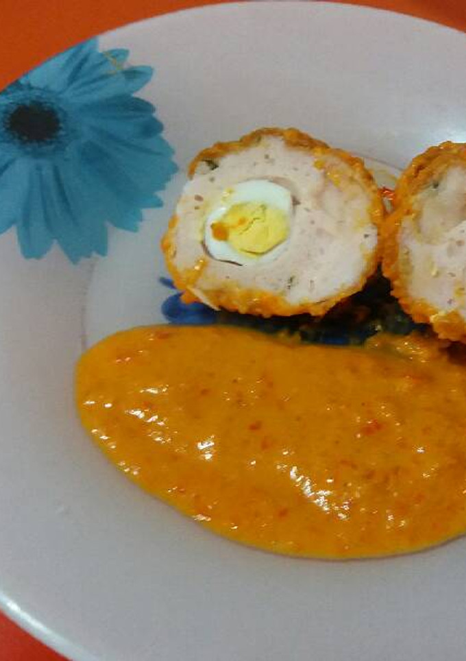 Una foto de Huevos a la escocesa en salsa de pimientos rojos