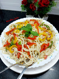 क्रिमी व्हाइट सॉस स्पेगेटी पास्ता(Creamy white souce spaghetti pasta recipe in Hindi) रेसिपी मुख्य फोटो