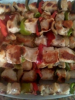 Una foto de Brochetas de pollo y pimientos