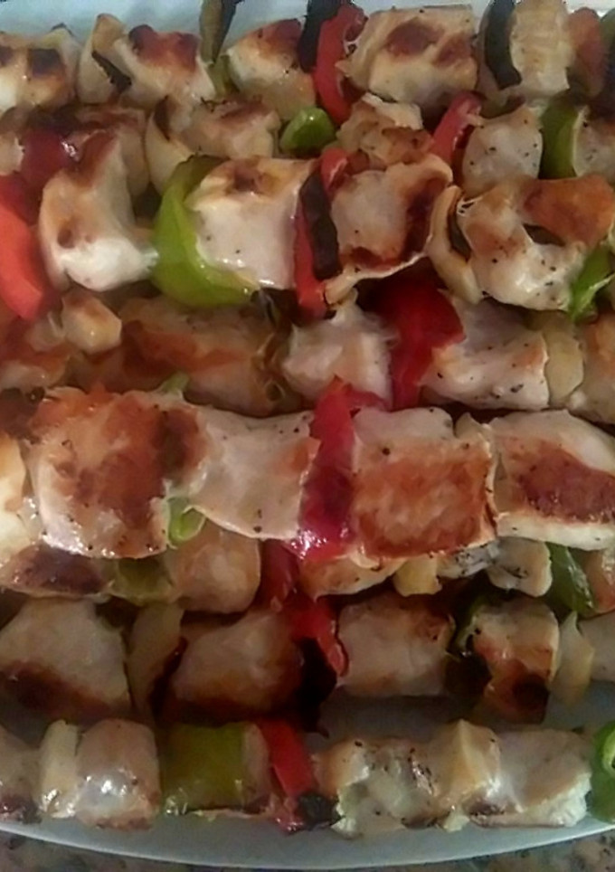 Una foto de Brochetas de pollo y pimientos