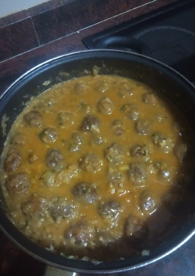 Una foto de Albóndigas en salsa de almendras