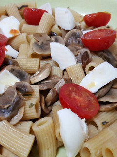 Una foto de Pasta con champiñones, huevo duro y tomate