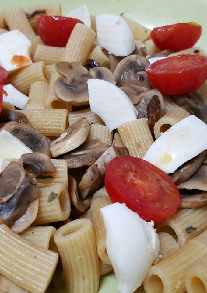Una foto de Pasta con champiñones, huevo duro y tomate