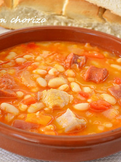 Una foto de Alubias o judías blancas con chorizo. (Thermomix)
