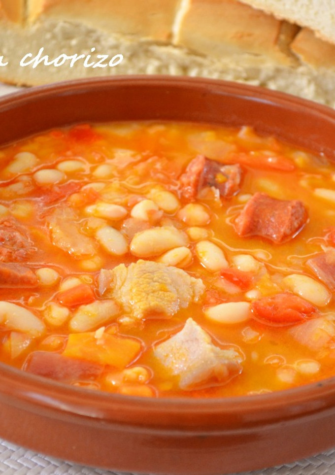 Una foto de Alubias o judías blancas con chorizo. (Thermomix)
