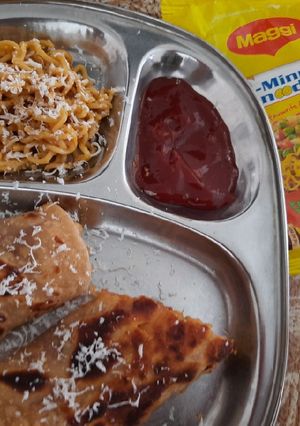 A picture of Veg cheezy maggi franky.